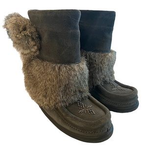 Children’s Manitobah Mukluk boots - grey with fur youth size 3.